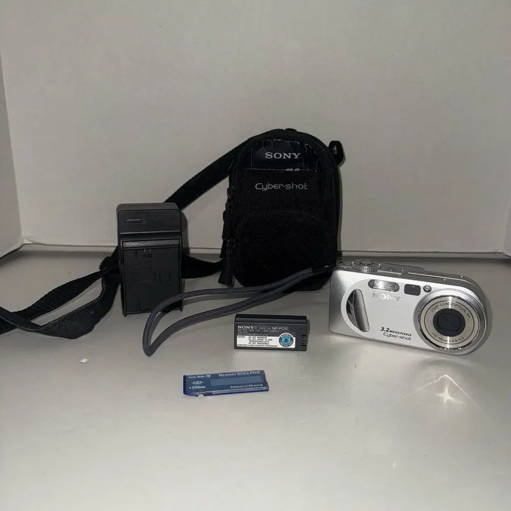 Sony Cybershot DSC-P8 3.2MP Compact Digital Camera 256 mb Memory Stick & Case
